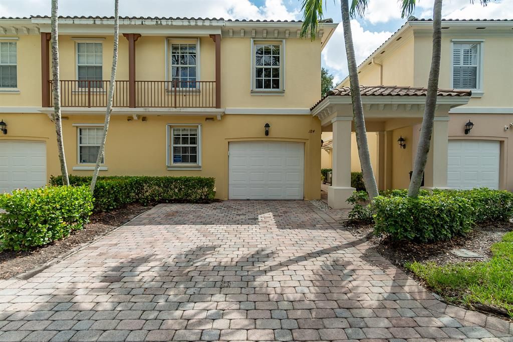 Photo of 184 Santa Barbara Way, Palm Beach Gardens, FL 33410 (MLS # R10752350)