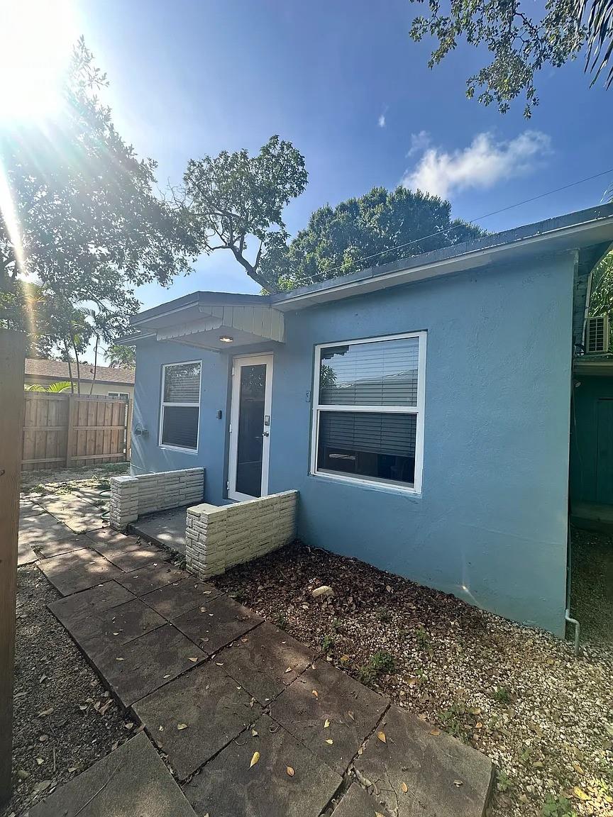 Location, location!!! Wanna be close to the beach and marina...look no further! This adorable 1 bed, 1 bath cottage is perfect! In between Andrews Ave and US1. Click the link for Rentspree to get background/credit check $49.99.
Electric is $40 month. Fenced yard fo