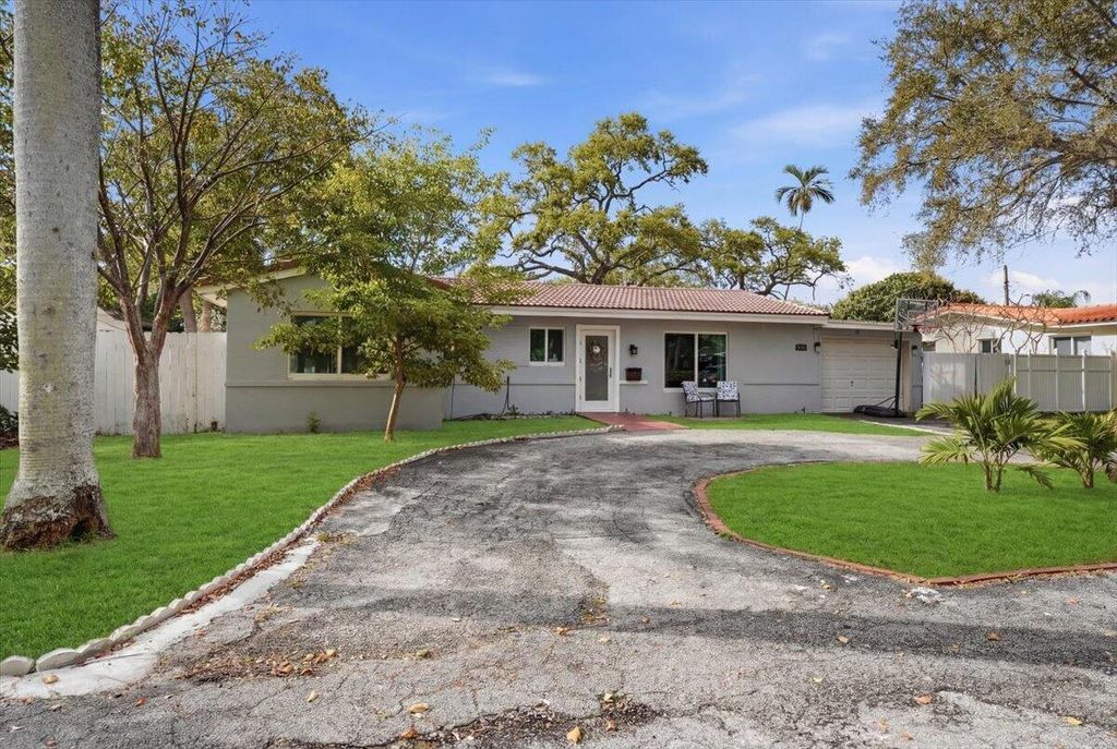 Photo of 330 SE 6th Street, Pompano Beach, FL 33060 (MLS # B26005950)