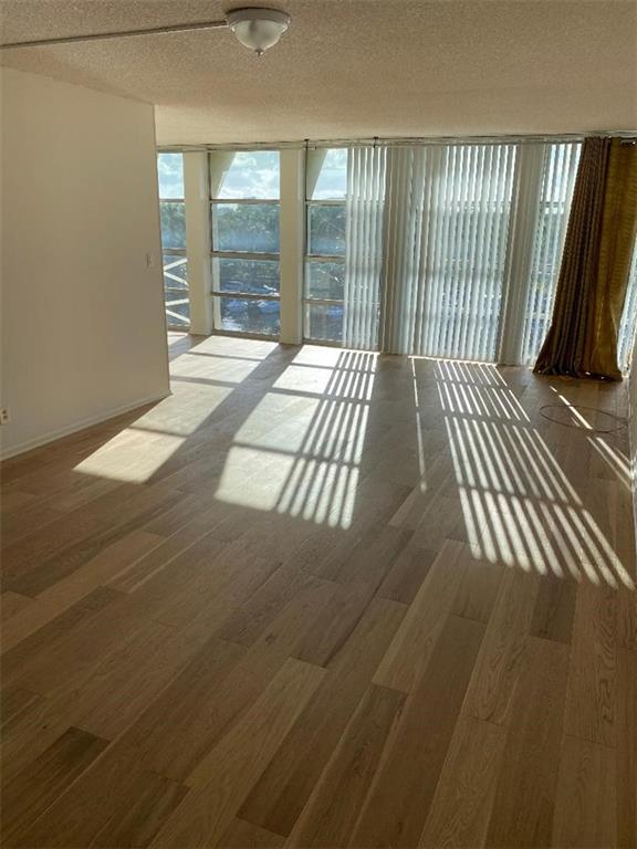 DE SOTO PARK CONDO - Residential Lease