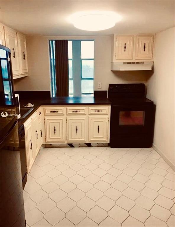 DE SOTO PARK CONDO - Residential Lease