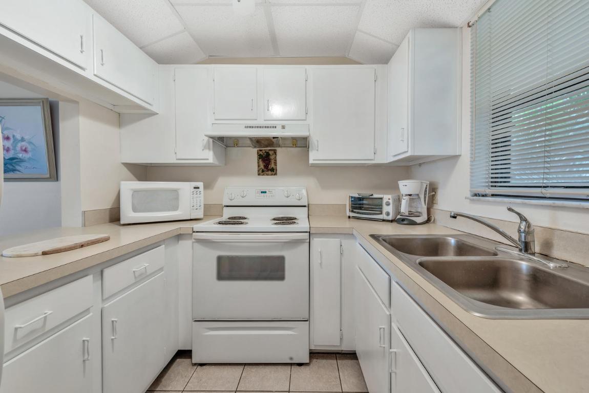 HIDDEN HARBOUR OF THE PALM BEACHES CONDO - Residential Lease