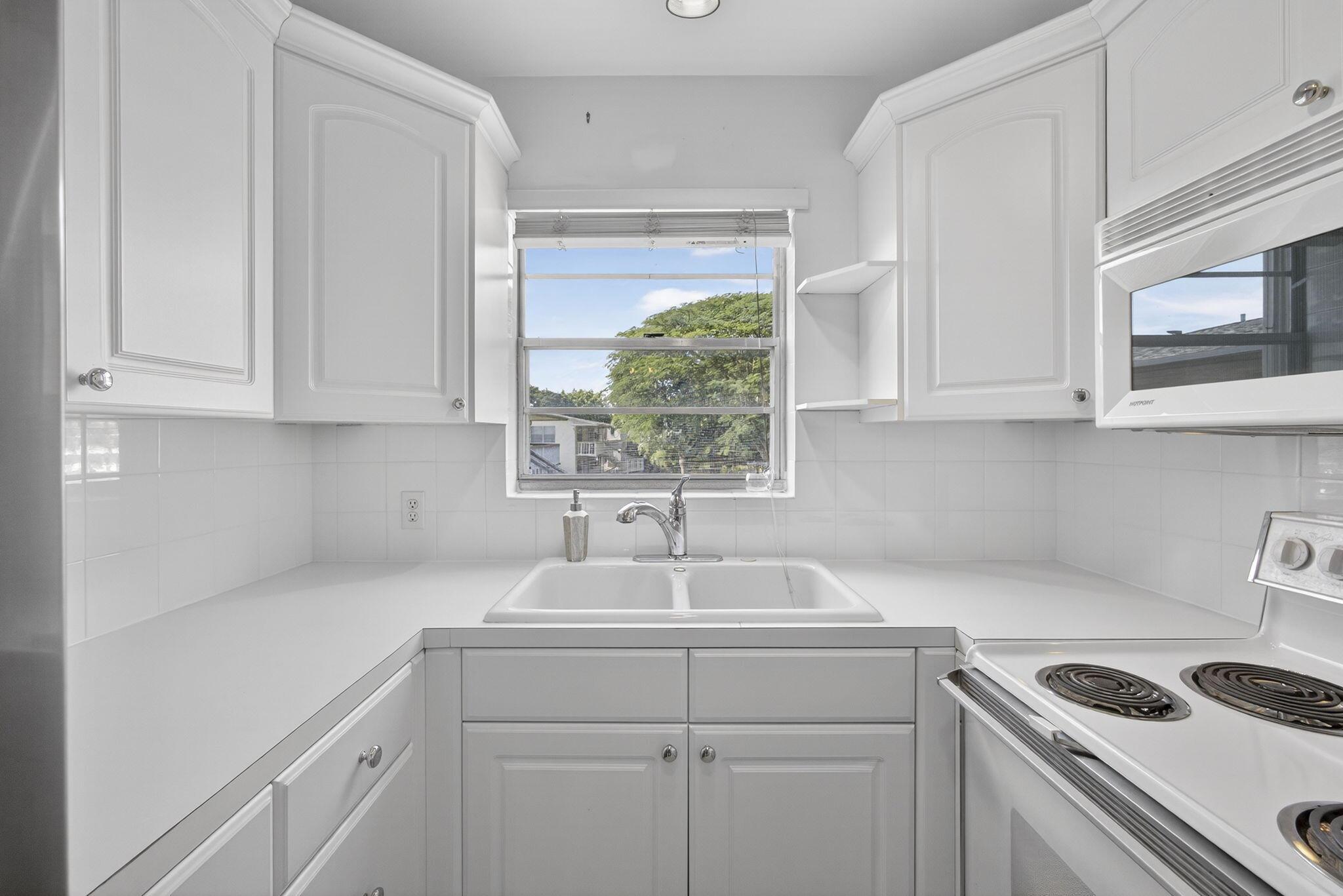 CENTURY VILLAGE. WINDSOR - Residential