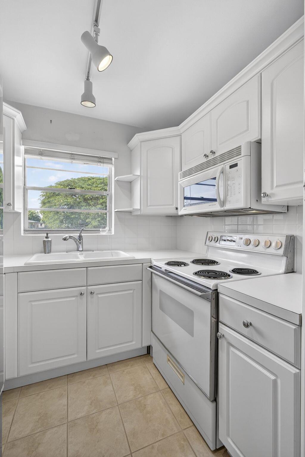 CENTURY VILLAGE. WINDSOR - Residential