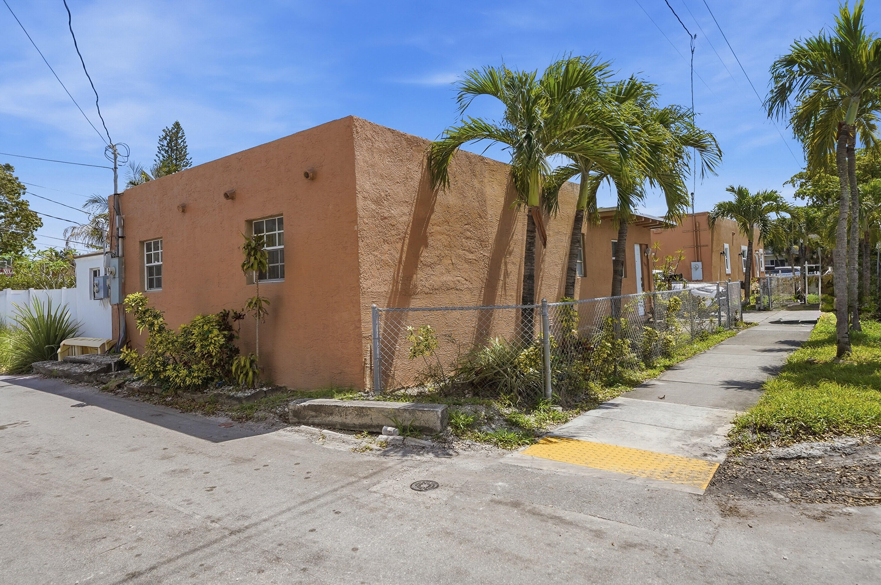 HOLLYWOOD - Residential Income