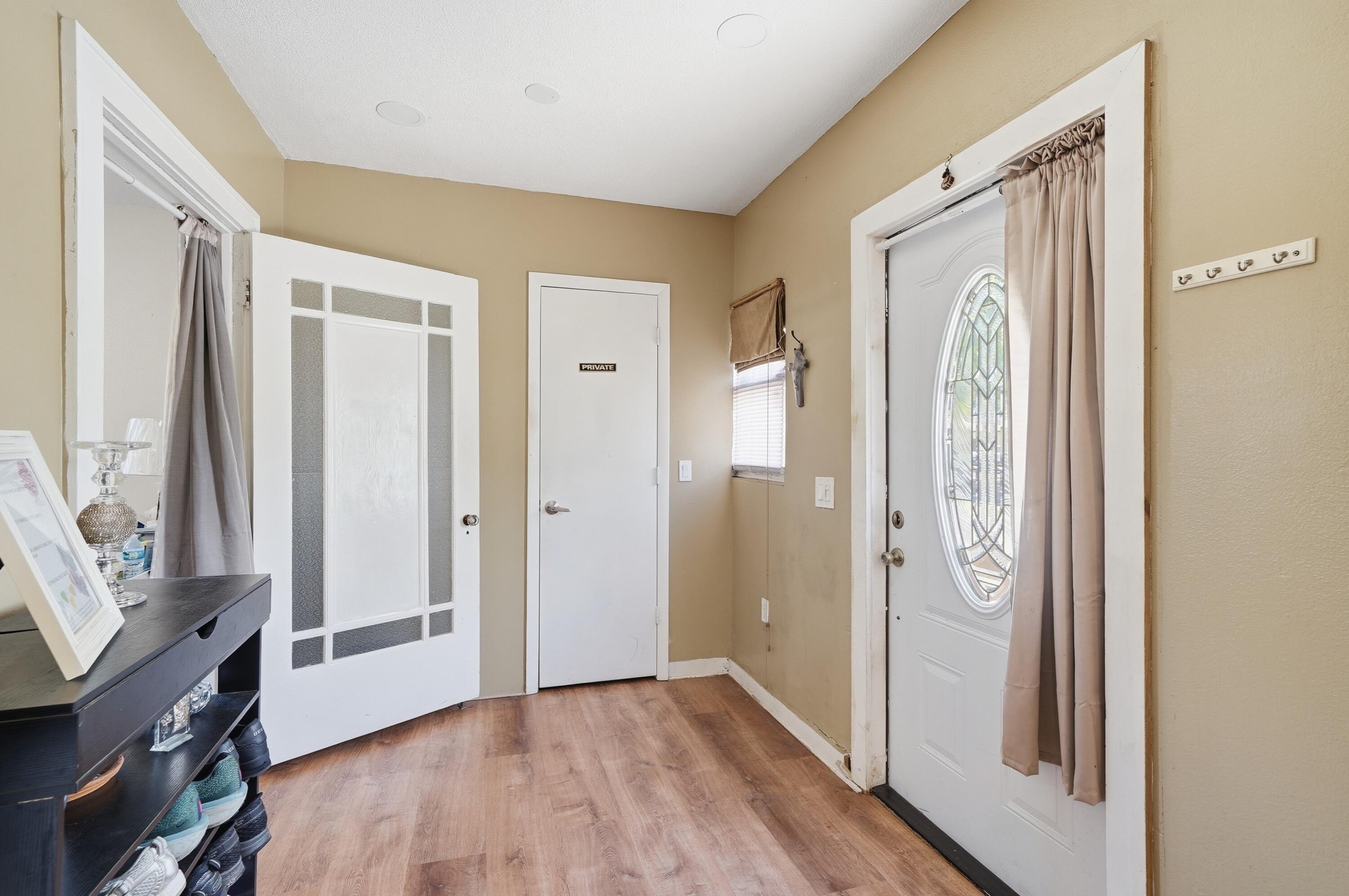 HOLLYWOOD - Residential Income