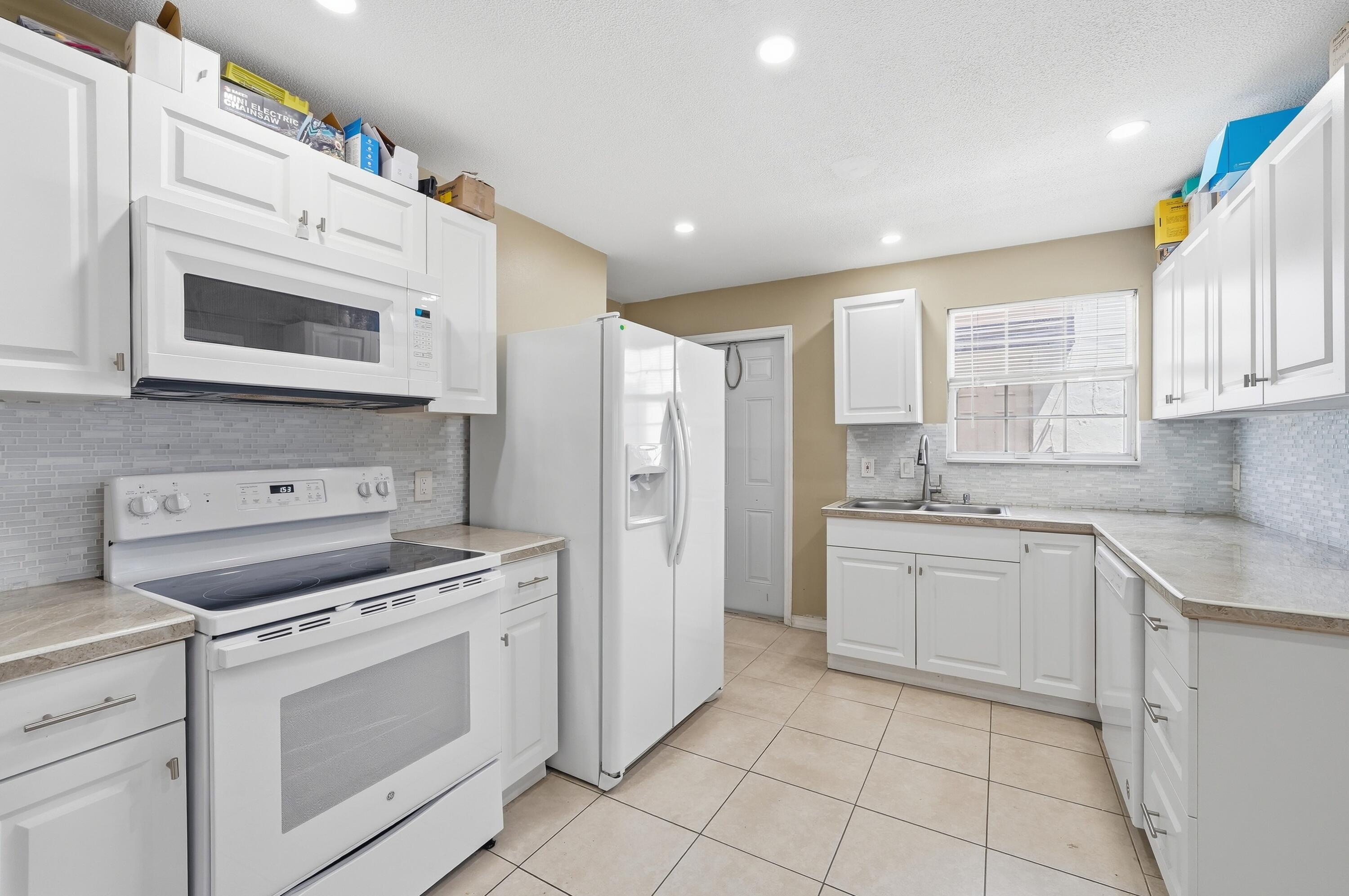 HOLLYWOOD - Residential Income