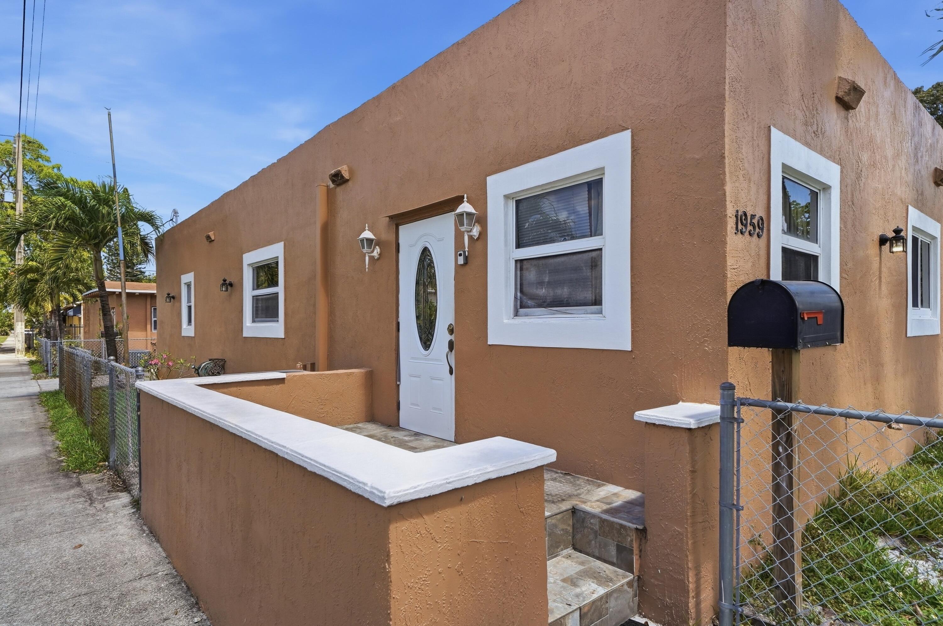 HOLLYWOOD - Residential Income