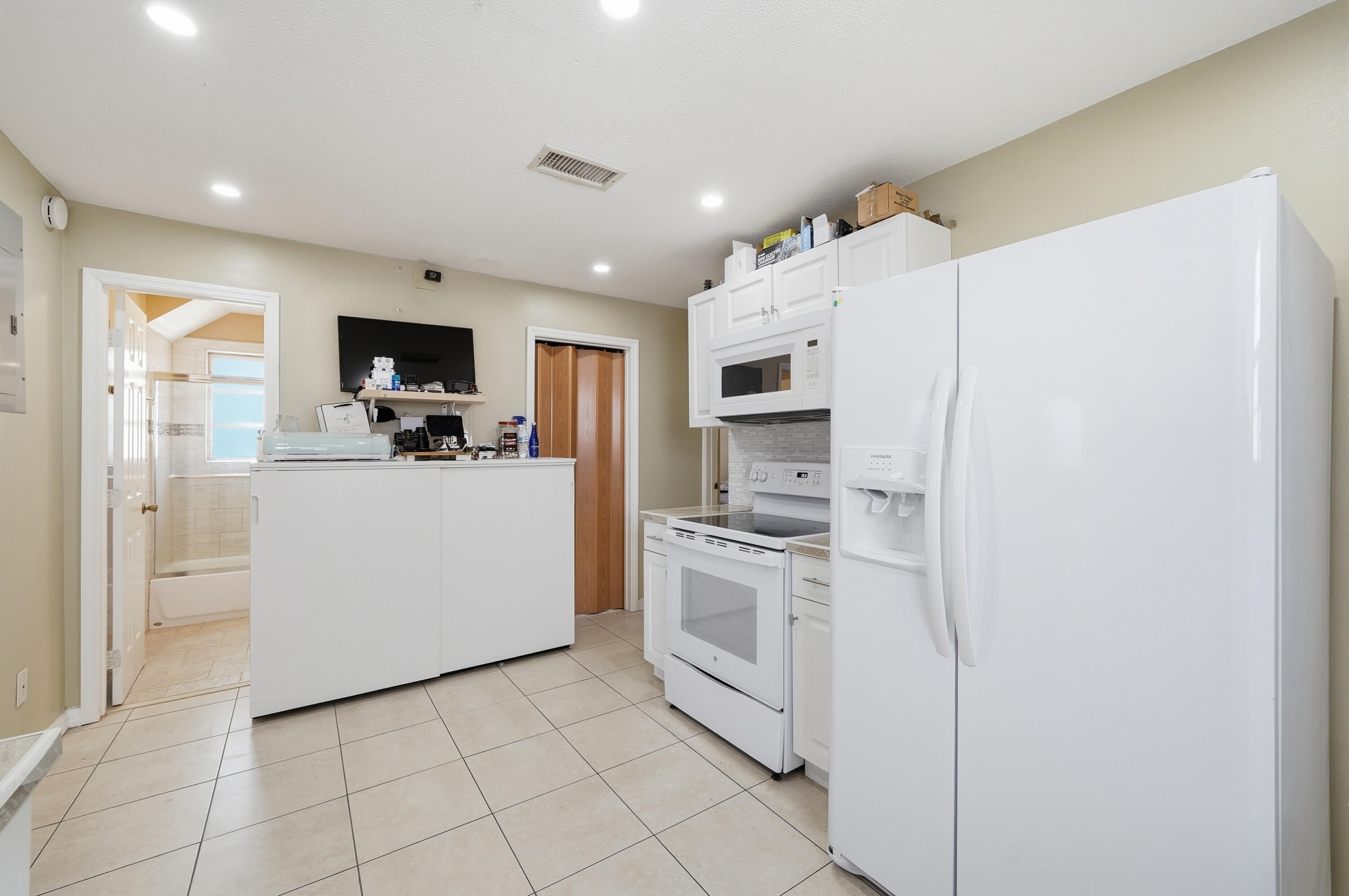 HOLLYWOOD - Residential Income