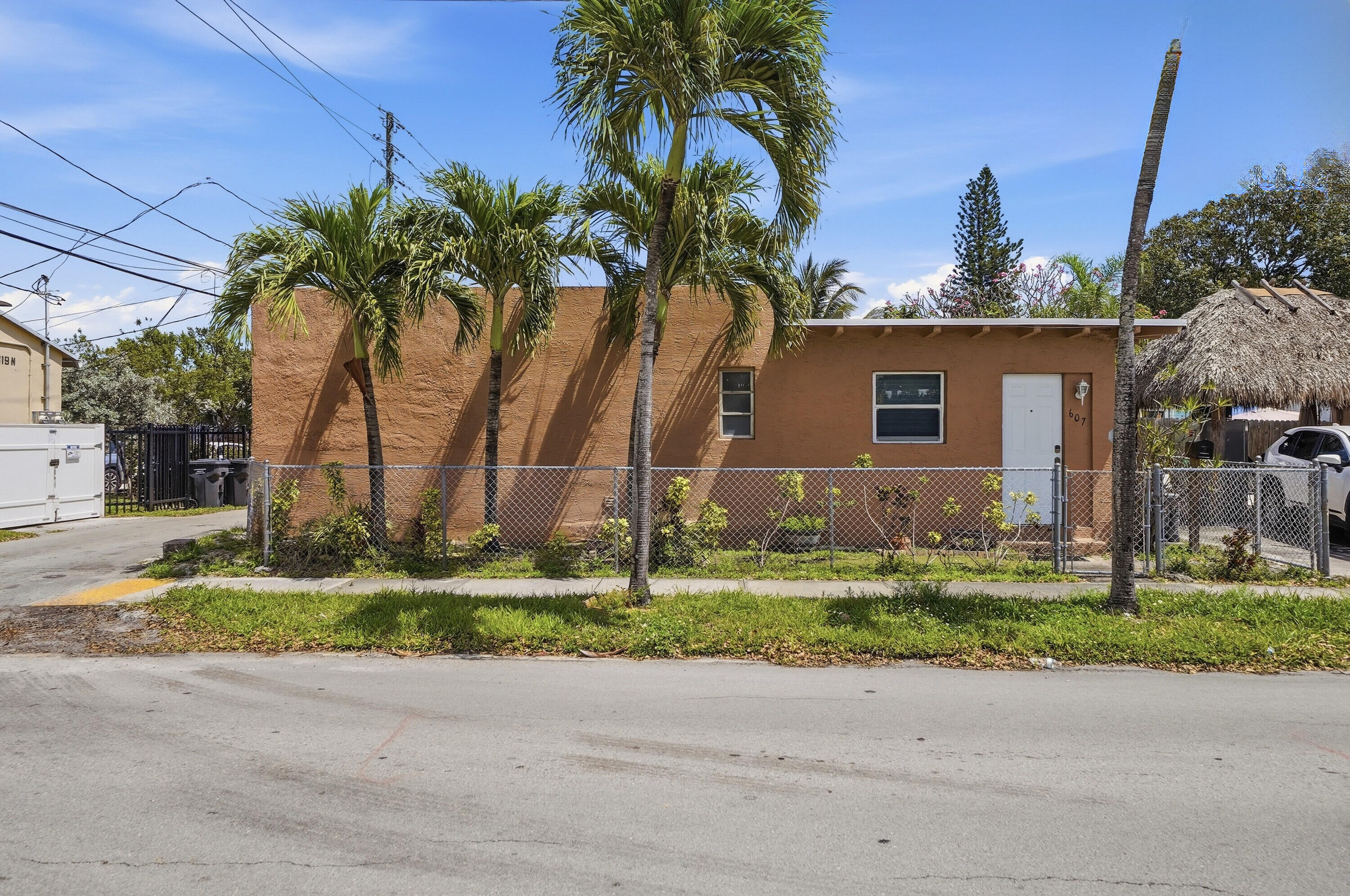 HOLLYWOOD - Residential Income