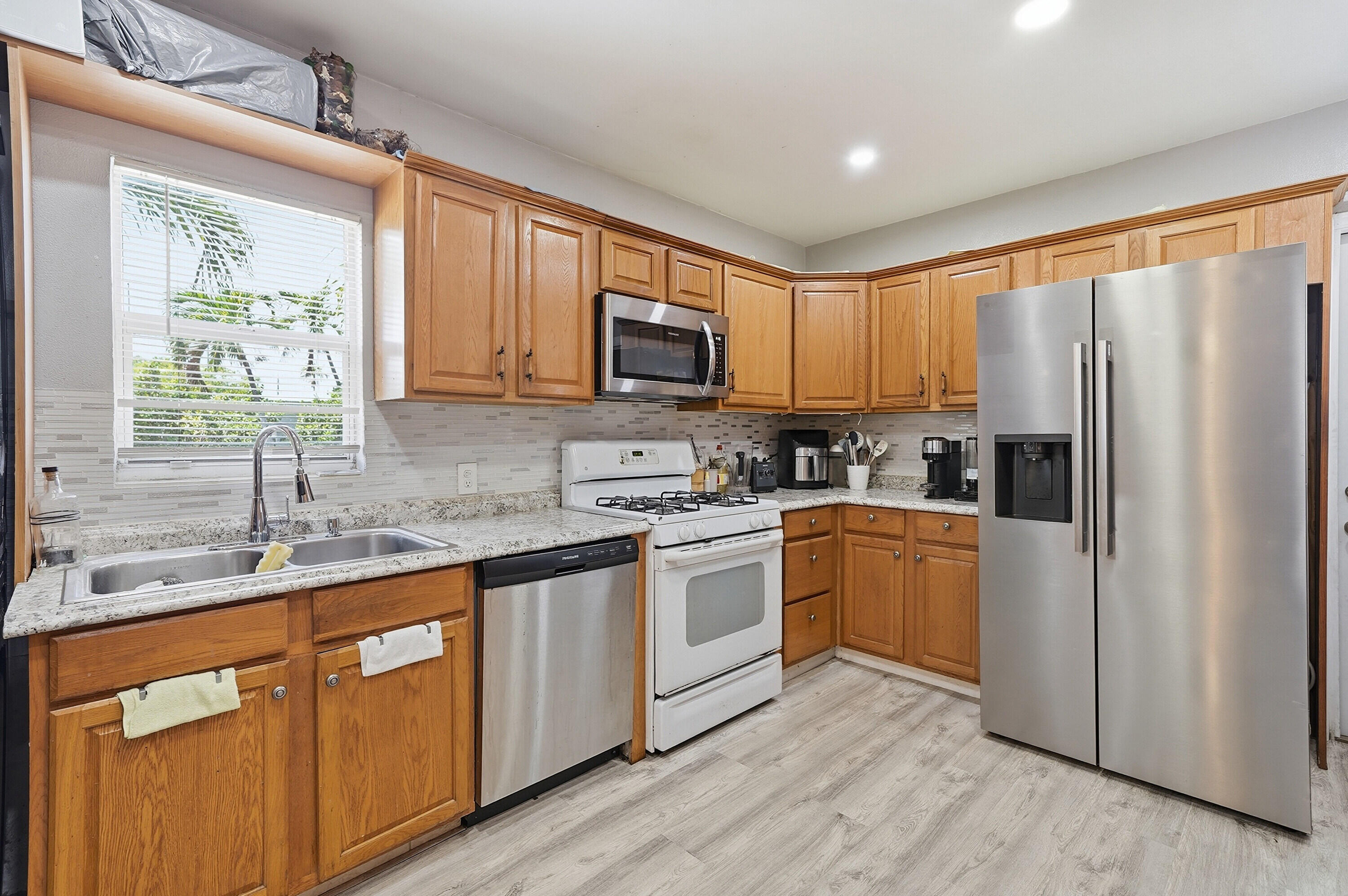 HOLLYWOOD - Residential Income