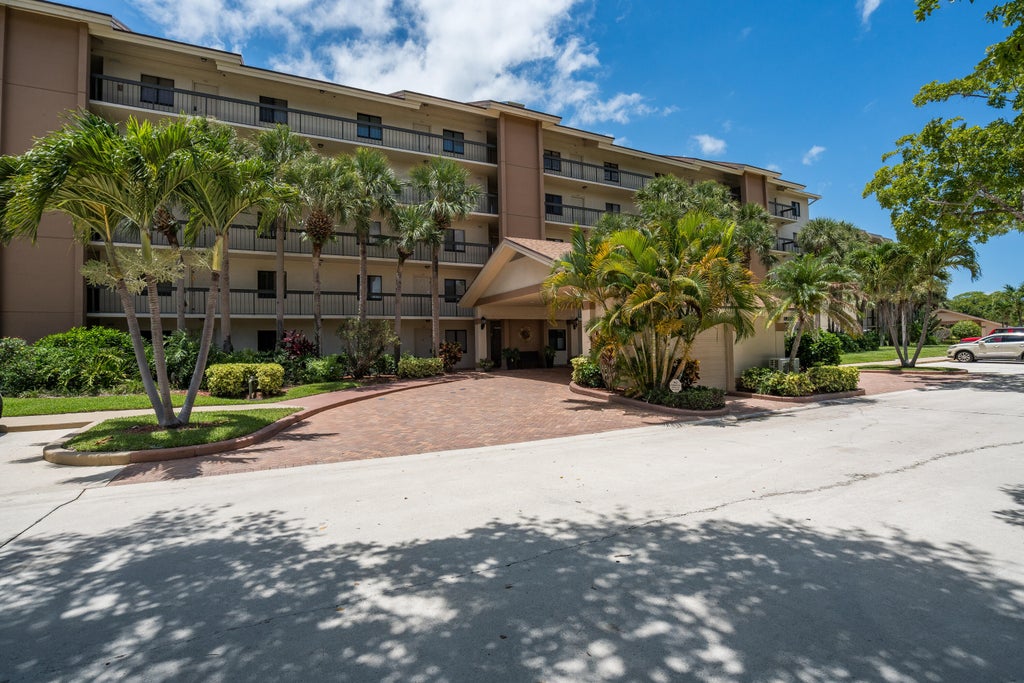 Photo of 901 SEAFARER Circle #306, Jupiter, FL 33477 (MLS # B26079511)
