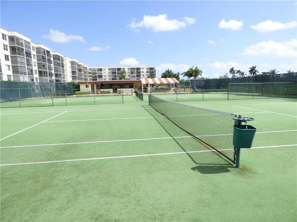 HOLLYBROOK GOLF & TENNIS - Residential