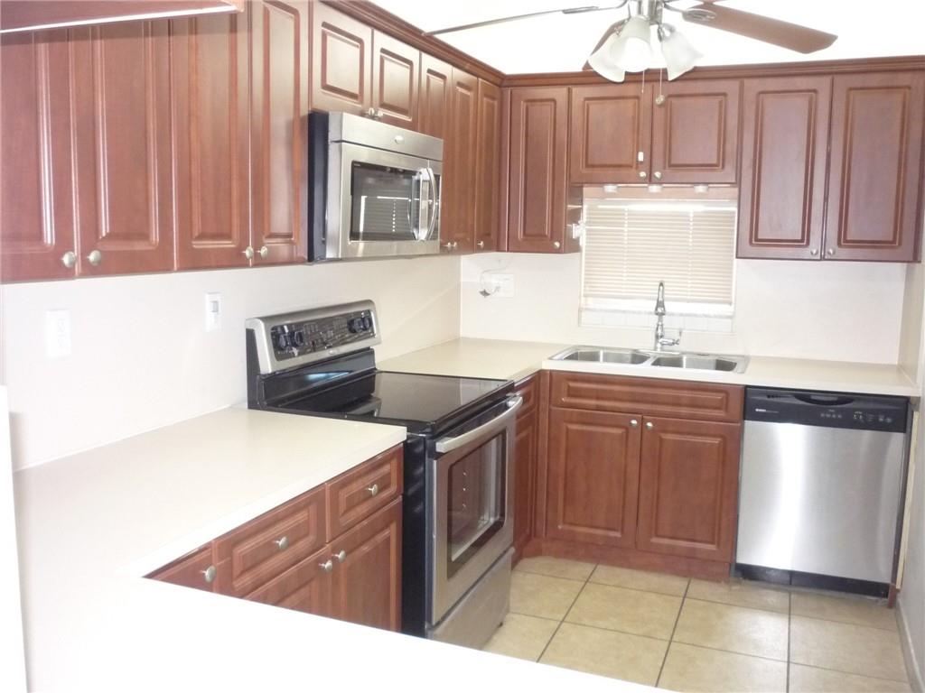 HOLLYBROOK GOLF & TENNIS - Residential