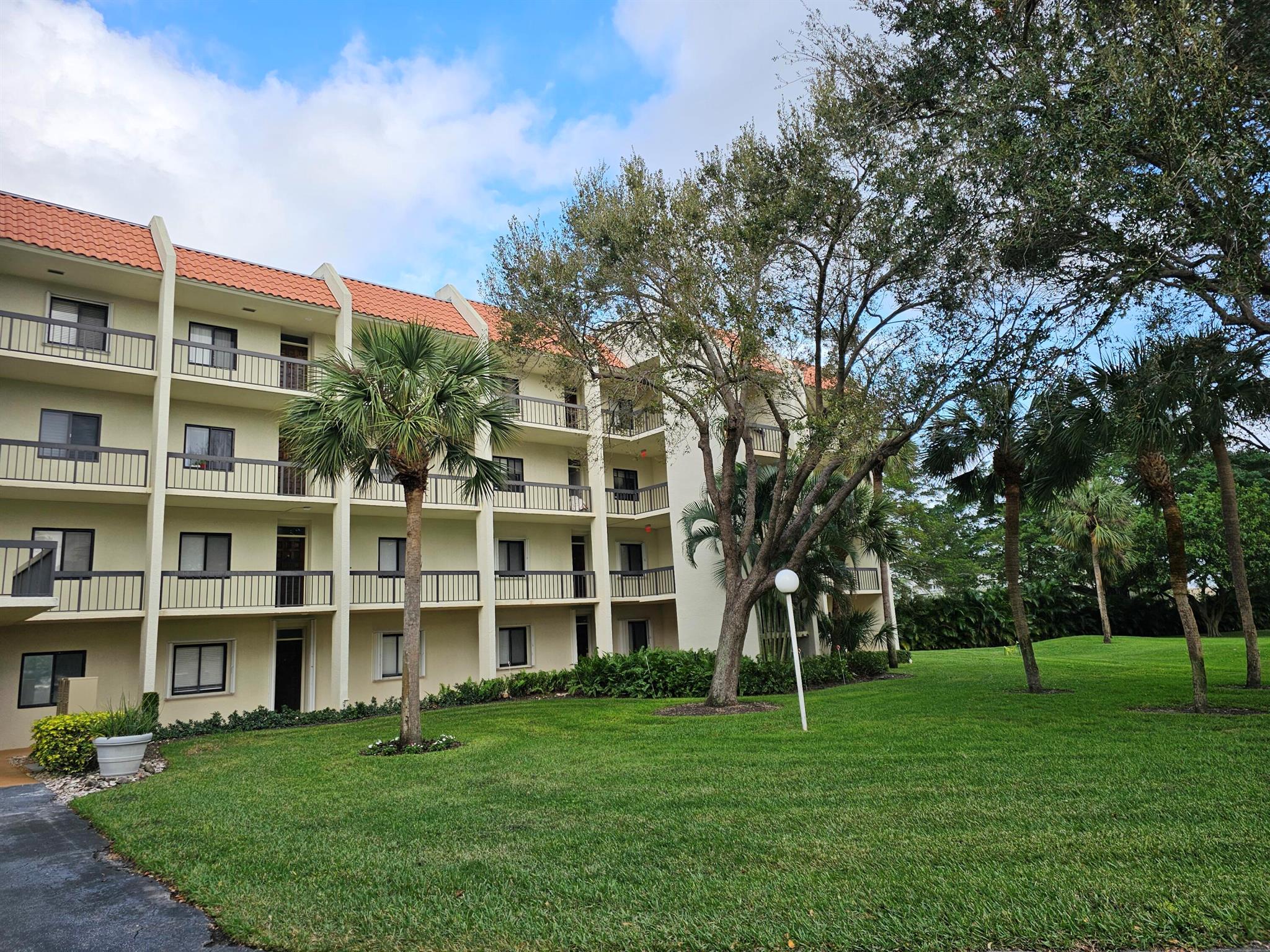BEAUTIFUL RENOVATED CONDO IN LANDS OF THE PRESIDENT COMFORTABLE SPACE DISTRIBUTION FULLY FURNISHED ENJOY THE SWIMMING POOL, TENNIS COURTS, SCREENED BALCONY OVERLOOKING THE GOLF-COURSE AND CANYON CAY RESORT & GOLF CLUB JUST EAST OF I-95. 10 MIN DRIVE TO CITY PLACE, DOWNTOWN WP. ACROSS STREET FROM PALM BEACH OUTLET MALL AND WHOLE FOODS. 5 MINUTES TO I-95. 15 MINUTES TO BEACH AND FL TURNPIKE. 10 MINUTES TO PALM BEACH INTERNATIONAL AIRPORT.