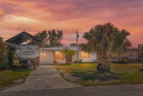Photo of 2514 SE Washington St, Stuart, FL 34997 (MLS # B26023872)