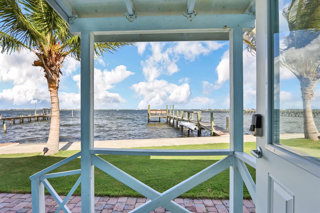 Newly updated waterfront studio within walking distance to downtown Jensen. New impact windows/doors, full size kitchen, all new furniture & furnishings, including Samsung Smart TV. Fish or kayak from the private dock & watch the abundance of wildlife on the River.Off-season price is $2,000 per month & season is $3,000 per month with a 4 month minimum. Credit & background check required.