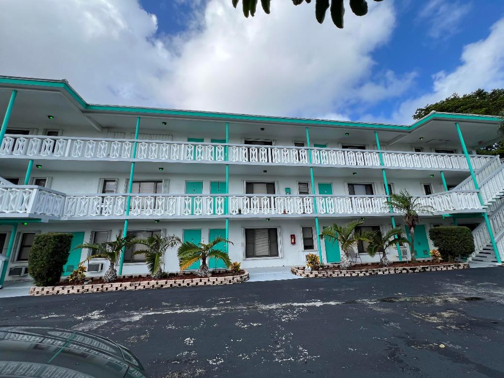 PALM BEACH LAKE WORTH ESTATES - Residential Lease