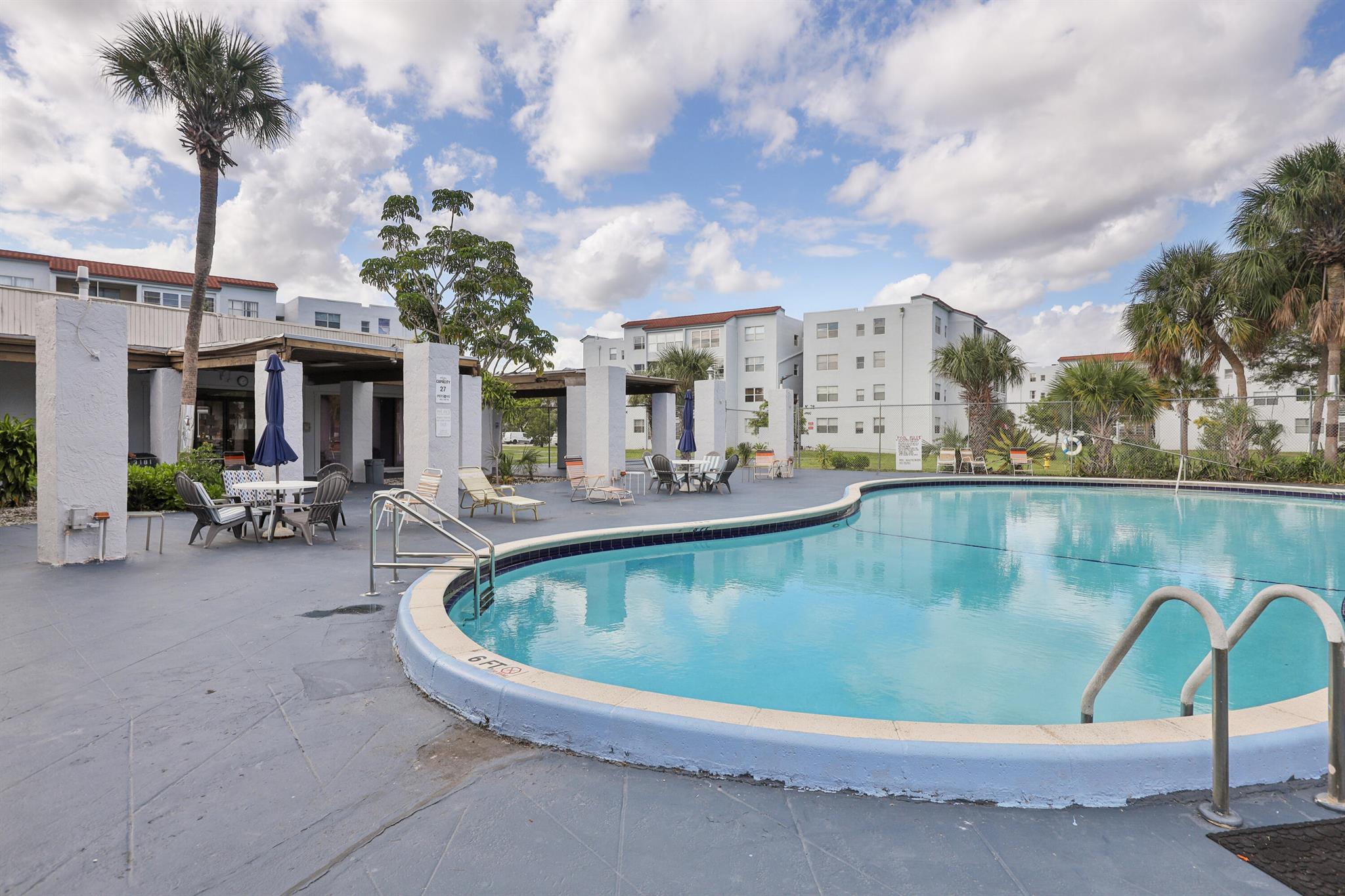 SOMERSET AT LAUDERDALE LA - Residential