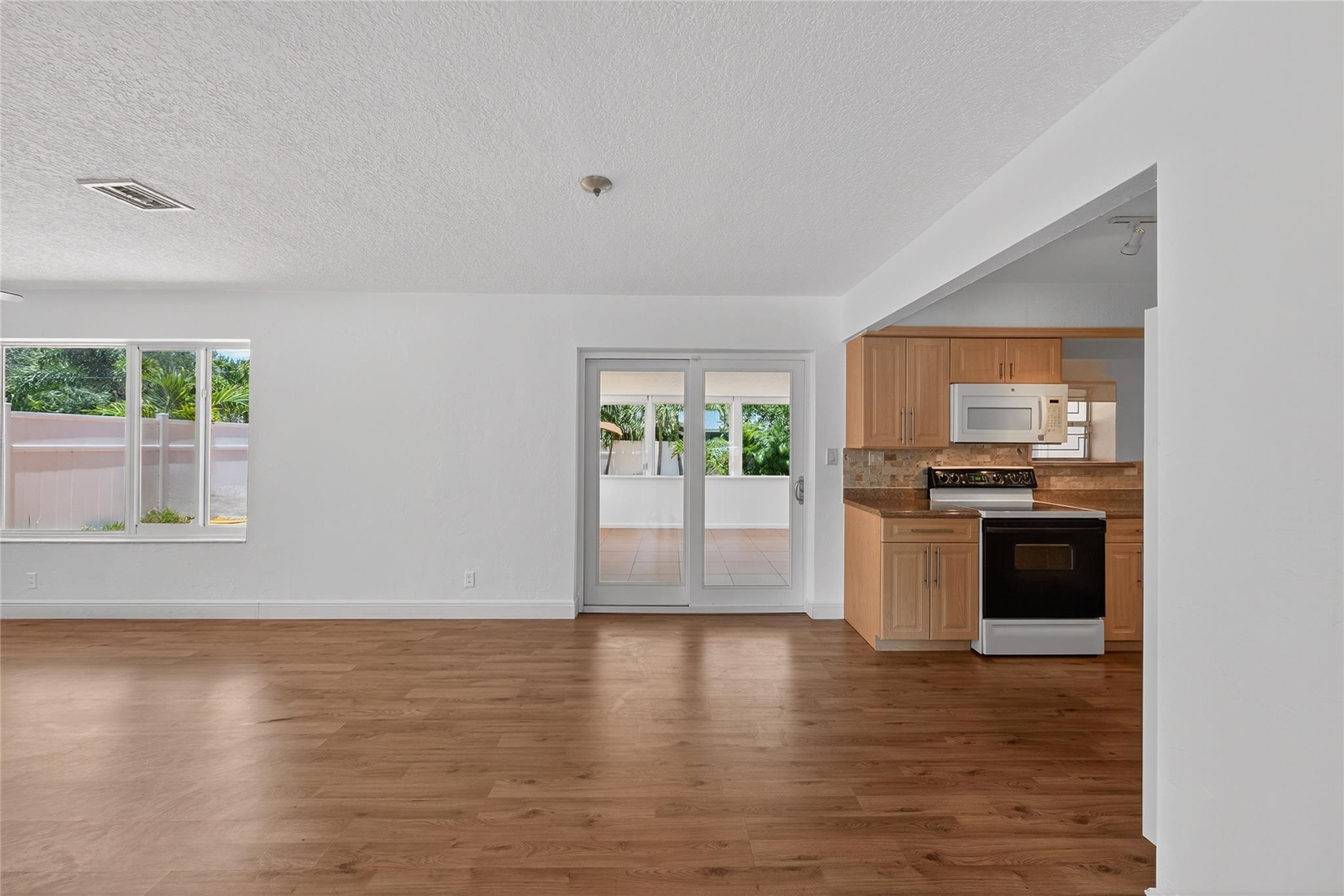 942 NE 25th Ave