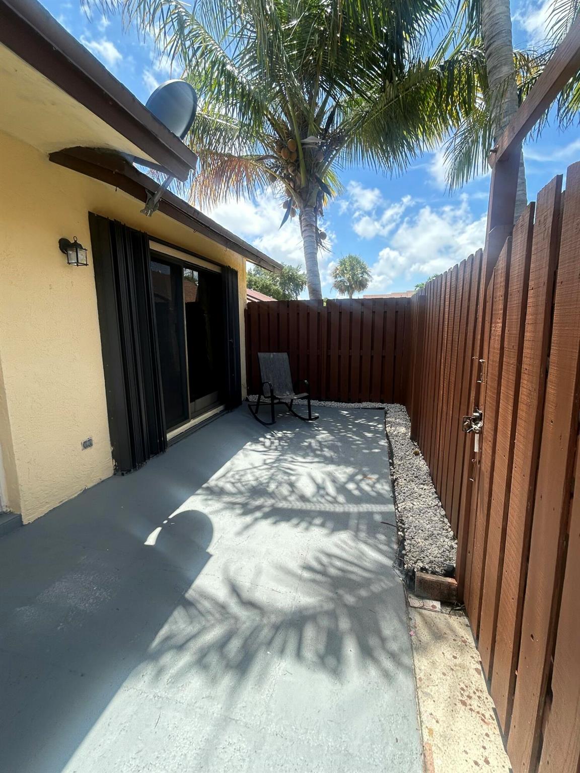 391 Springdale Circle, Palm Springs, FL, 33461/$295,000 3 391 Springdale Circle