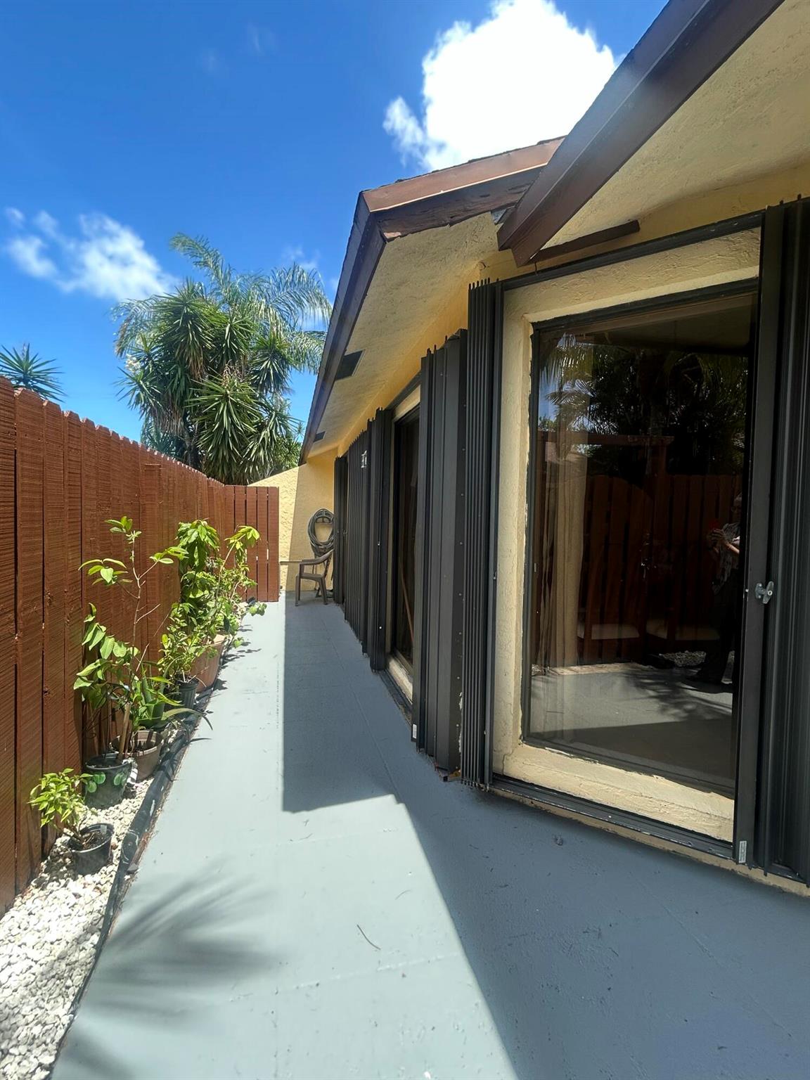 391 Springdale Circle, Palm Springs, FL, 33461/$295,000 2 391 Springdale Circle