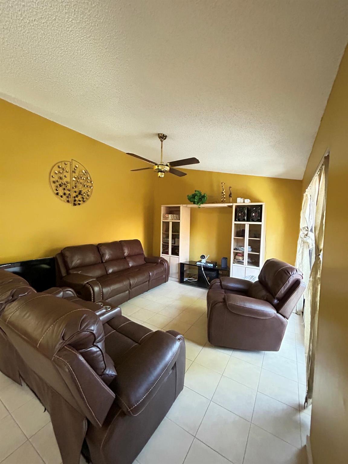 391 Springdale Circle, Palm Springs, FL, 33461/$295,000 4 391 Springdale Circle