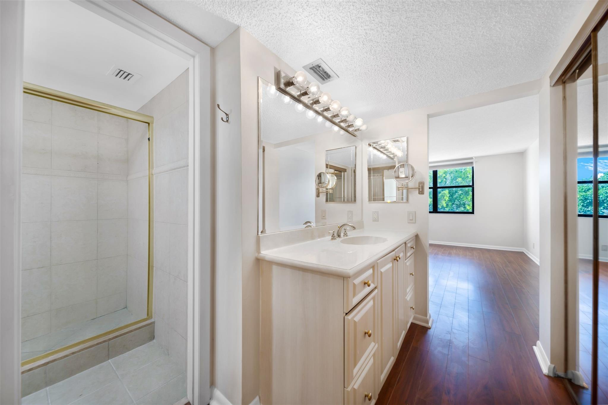 LAKE EMERALD - Residential