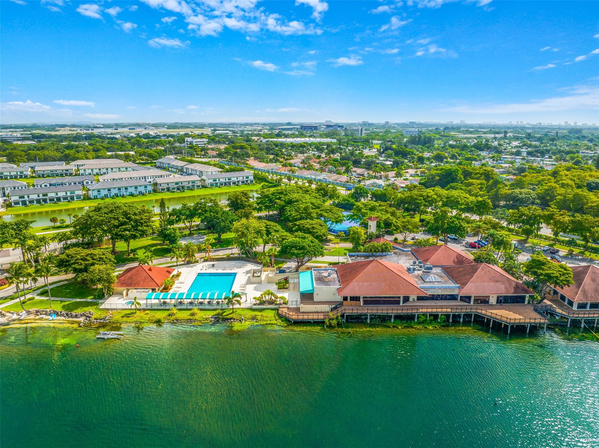LAKE EMERALD - Residential