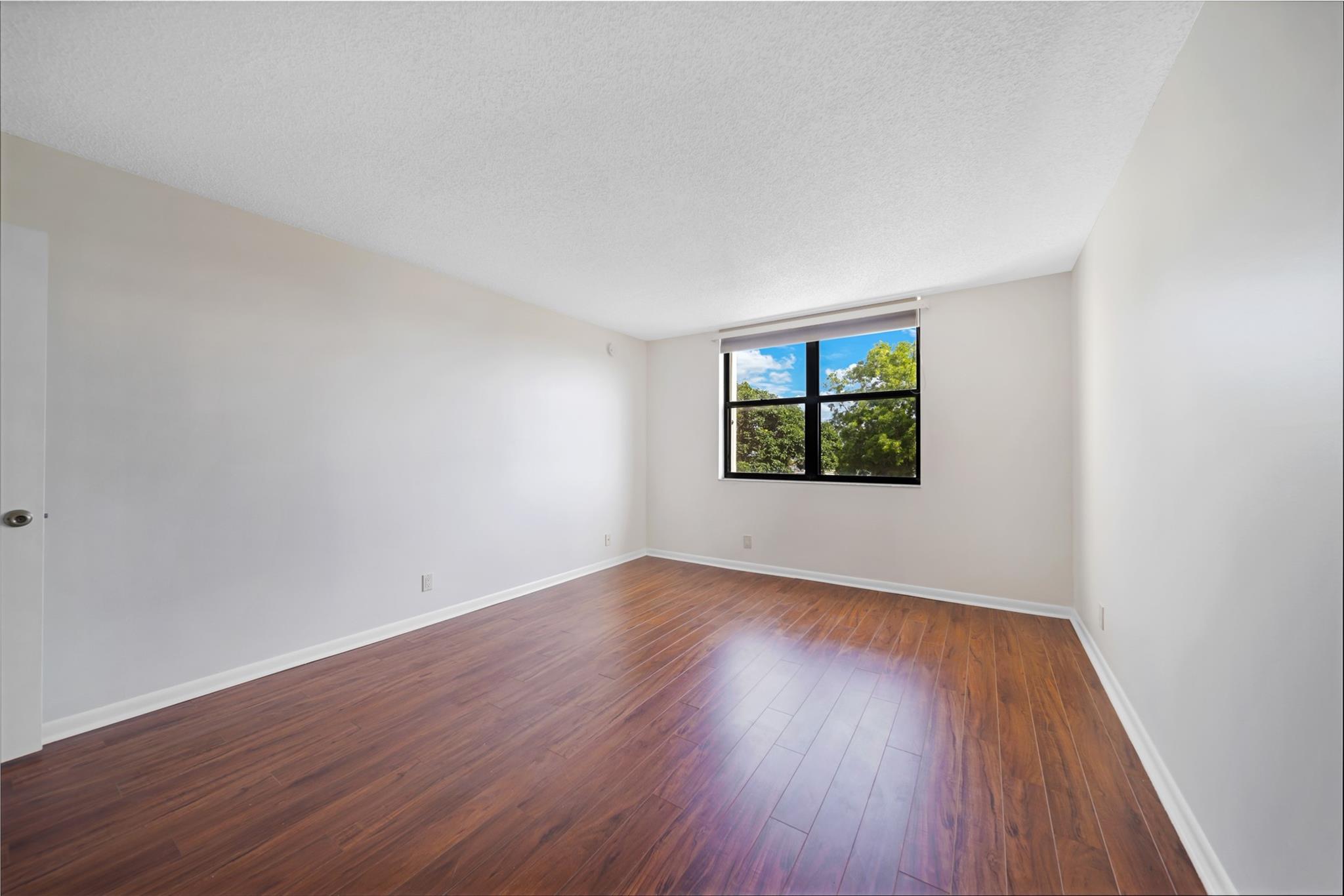 LAKE EMERALD - Residential