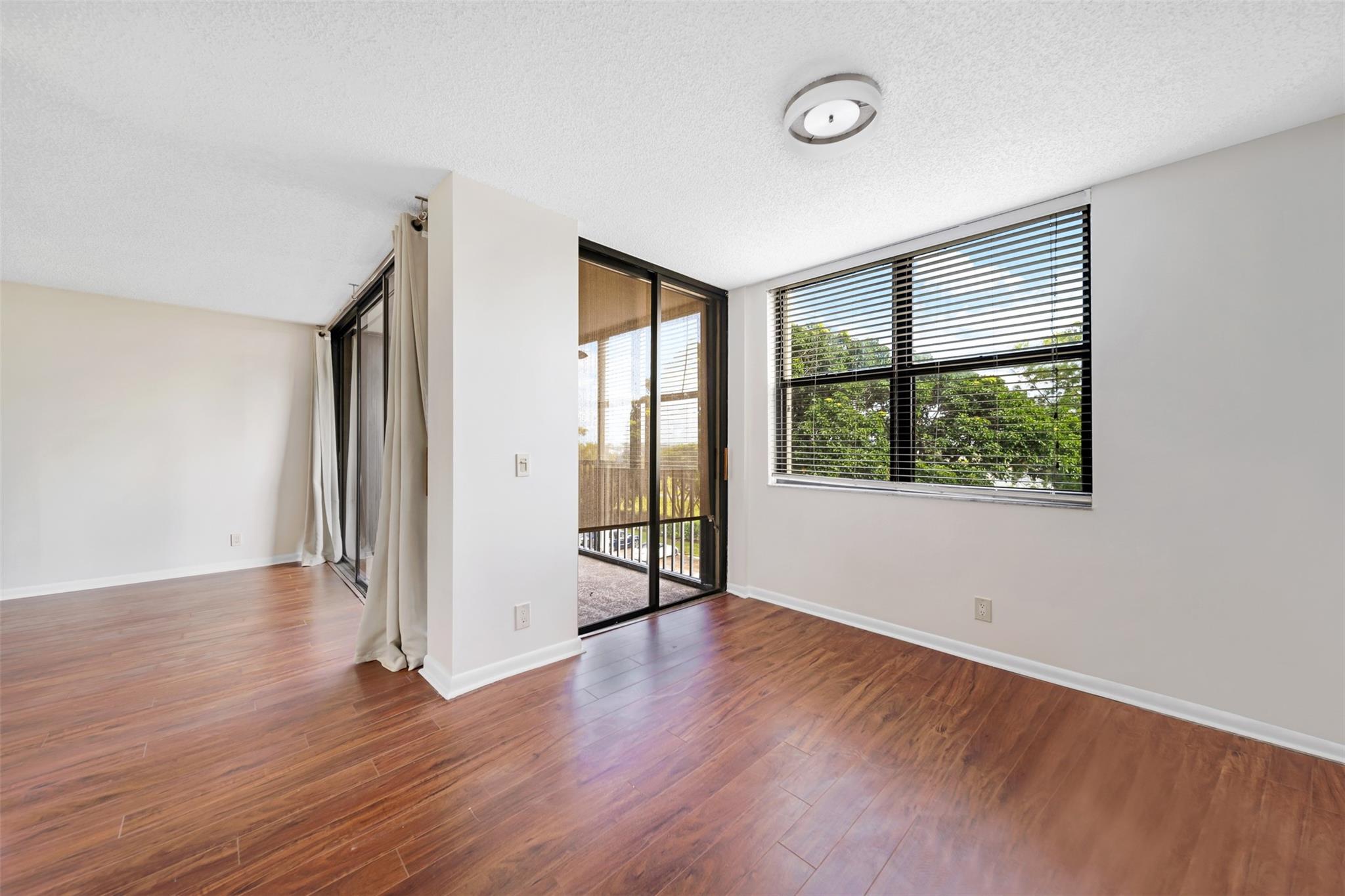 LAKE EMERALD - Residential