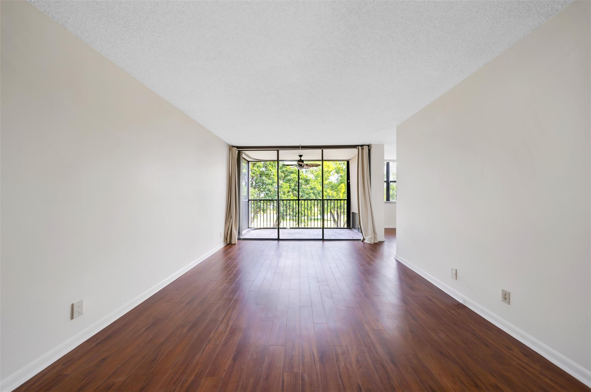 LAKE EMERALD - Residential