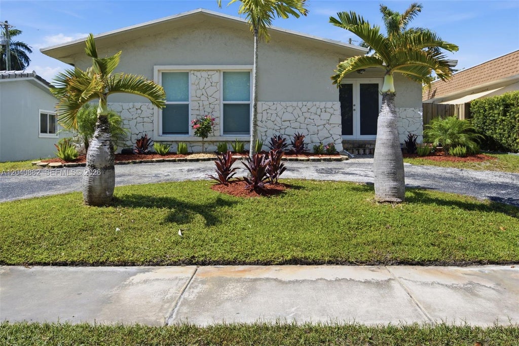 Photo of 816 Johnson Street, Hollywood, FL 33019 (MLS # A12040882)