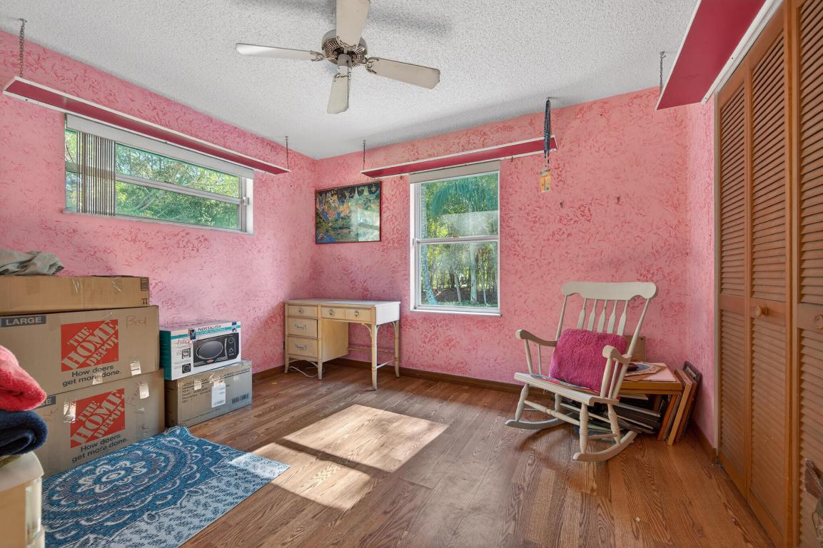 16-41-41~ S 239 FT OF NLY   1274.32 FT OF W 209 FT - Residential