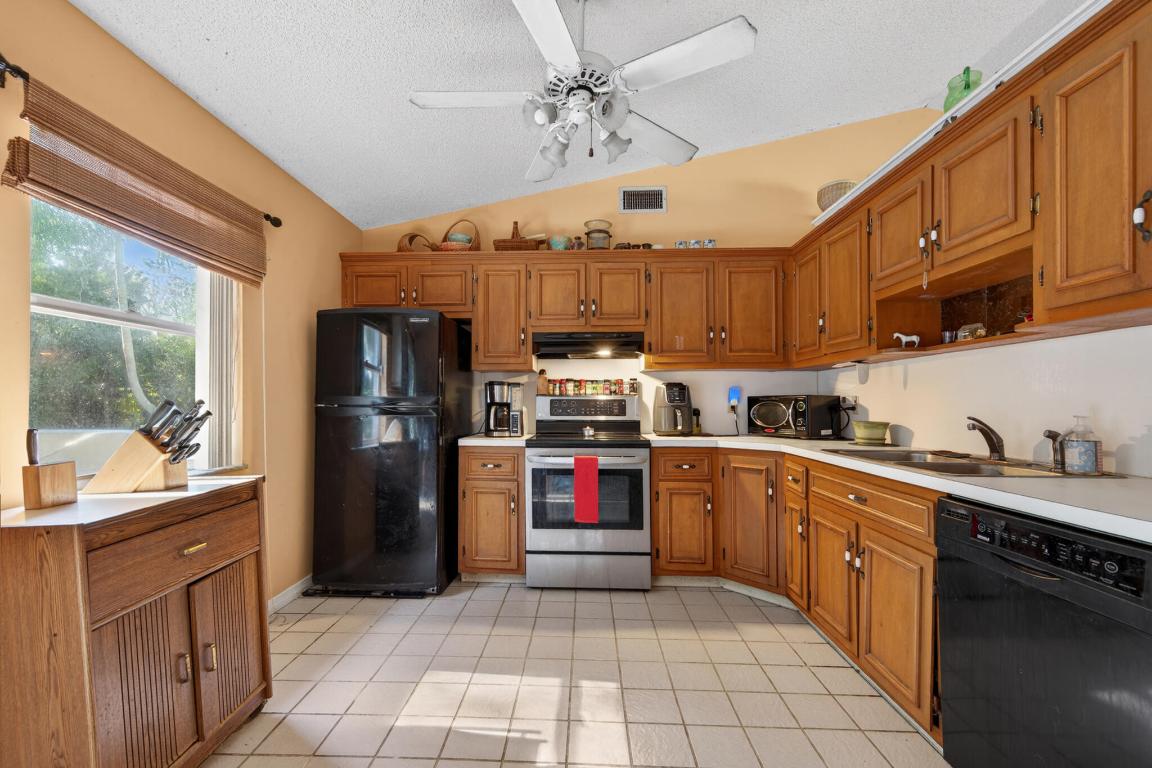 16-41-41~ S 239 FT OF NLY   1274.32 FT OF W 209 FT - Residential