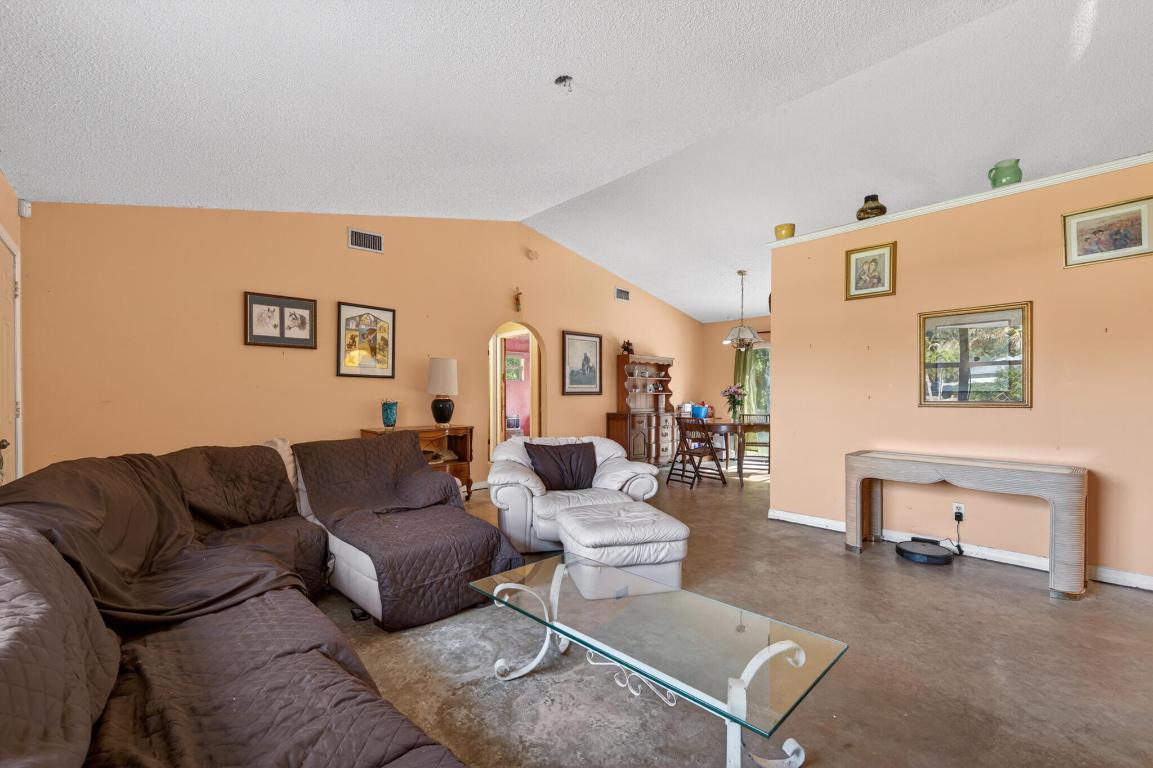 16-41-41~ S 239 FT OF NLY   1274.32 FT OF W 209 FT - Residential