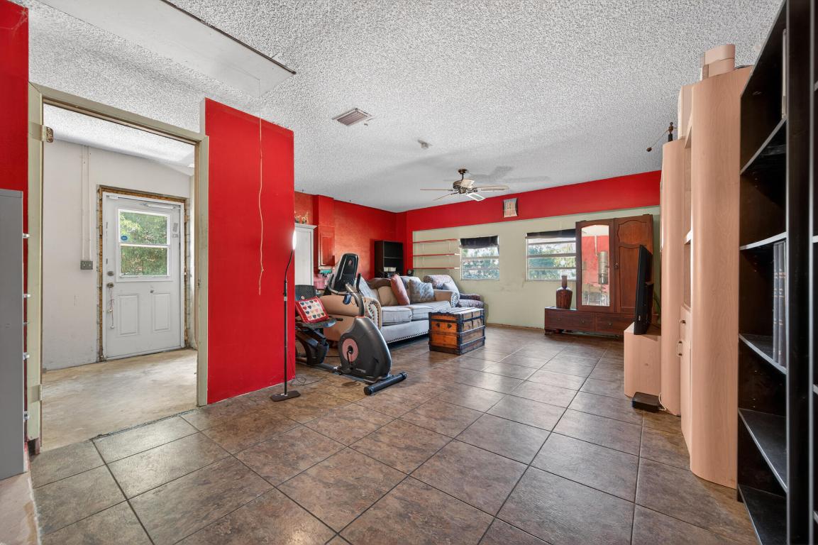 16-41-41~ S 239 FT OF NLY   1274.32 FT OF W 209 FT - Residential