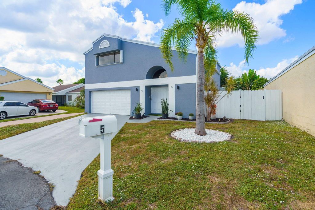 Photo of 5 Compton Way, Boynton Beach, FL 33426 (MLS # R11142504)