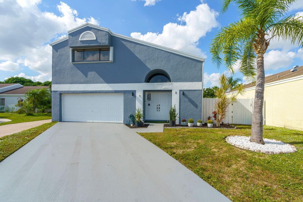 Photo of 5 Compton Way, Boynton Beach, FL 33426 (MLS # R11142504)