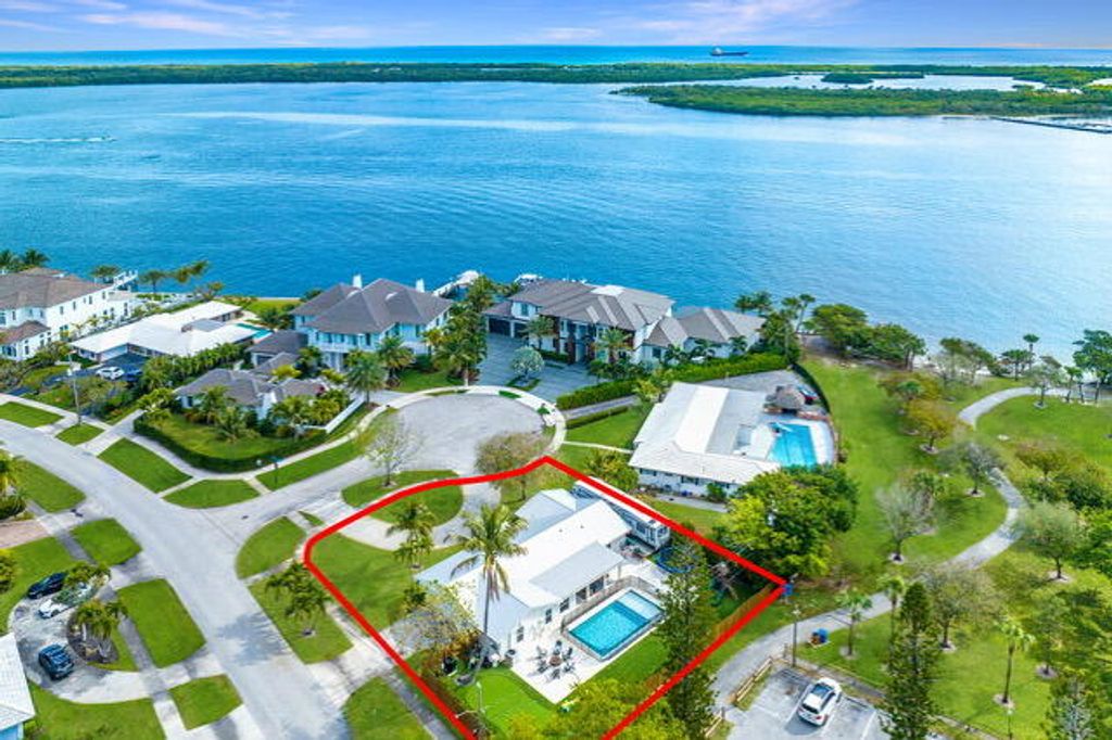 Photo of 700 Lakeside Circle, North Palm Beach, FL 33408 (MLS # R10973937)