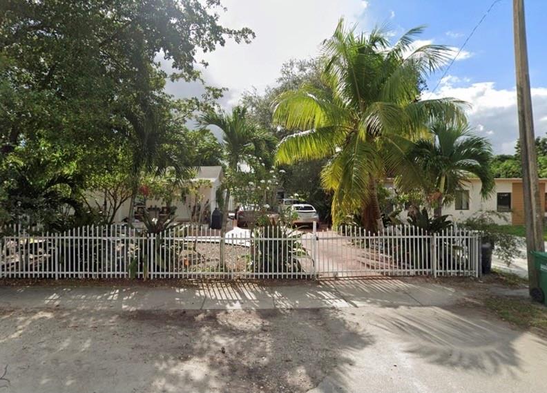 Spacious 3-bedroom, 1-bath home for rent in a quiet and centrally located multifamily property in Miami. This is the main house on the lot, offering ample living space, private entrance, and plenty of natural light. The property also features two separate rear units (already rented) maintaining a sense of privacy and independence.
Located in a well-connected area with convenient access to major highways, public transportation, schools, shops, and parks. A great opportunity for those seeking space, comfort, and a central Miami location.
Easy to show! Fast approval process.