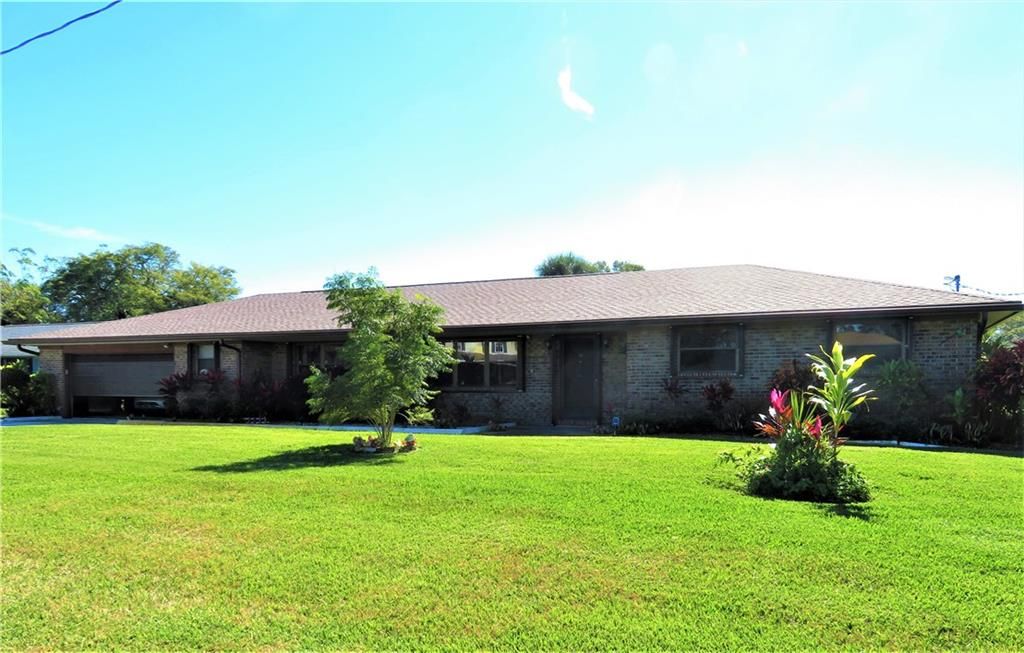 Photo of 905 W Weatherbee Rd, Fort Pierce, FL 34982 (MLS # F10310255)