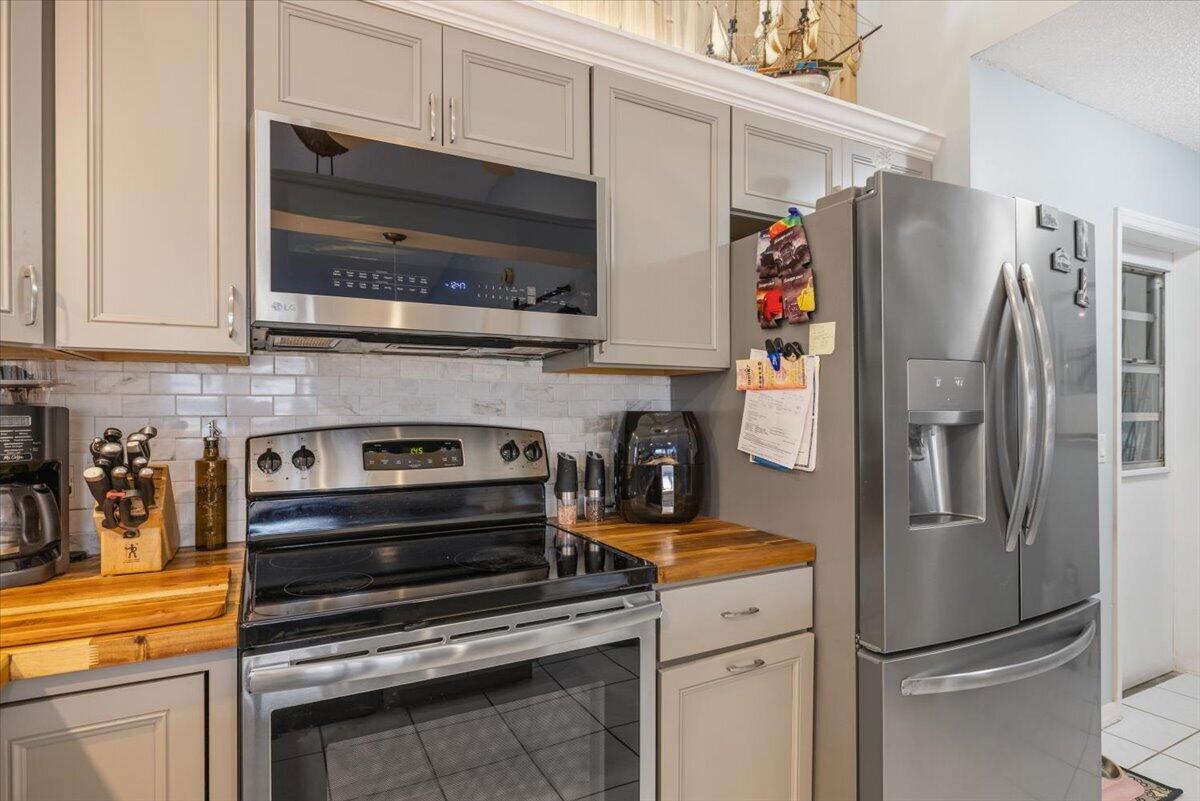 TROPICAL EAST - Residential