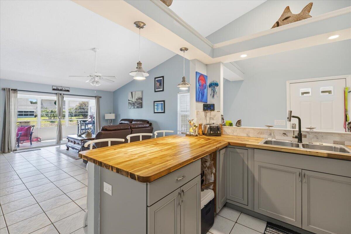 TROPICAL EAST - Residential