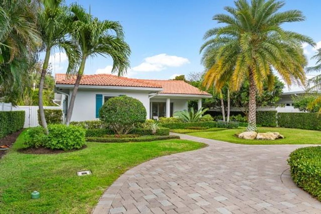 Photo of 306 NE 8th Avenue, Delray Beach, FL 33483 (MLS # F10431148)