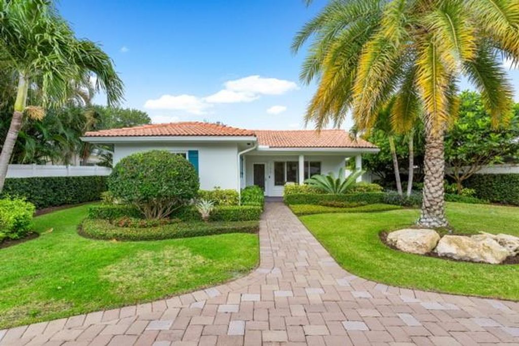 Photo of 306 NE 8th Avenue, Delray Beach, FL 33483 (MLS # F10431148)