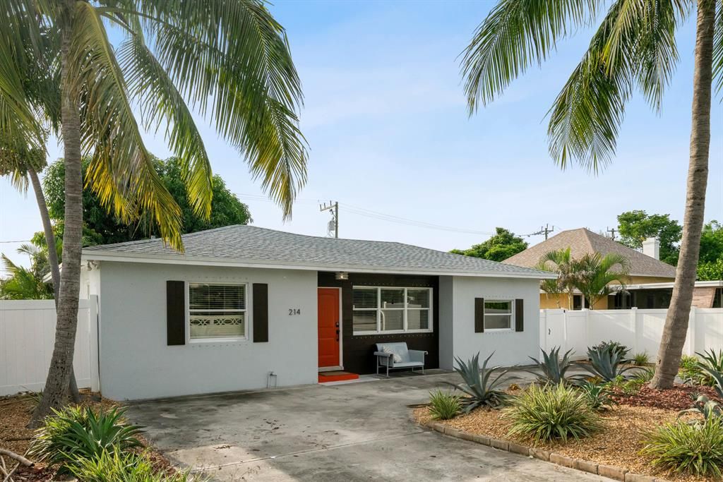Photo of 214 S Swinton Avenue, Delray Beach, FL 33444 (MLS # R10669374)