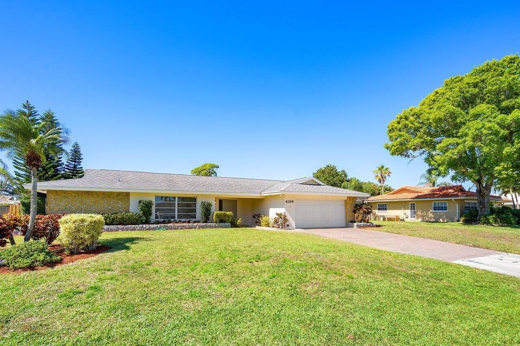 Photo of 4186 Oak Street, Palm Beach Gardens, FL 33418 (MLS # R11087240)