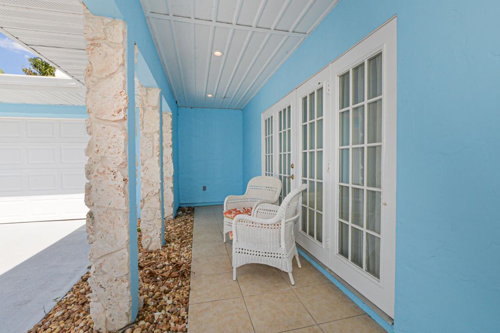 Photo of 1530 SE Sunshine Avenue, Port Saint Lucie, FL 34952 (MLS # B26017102)