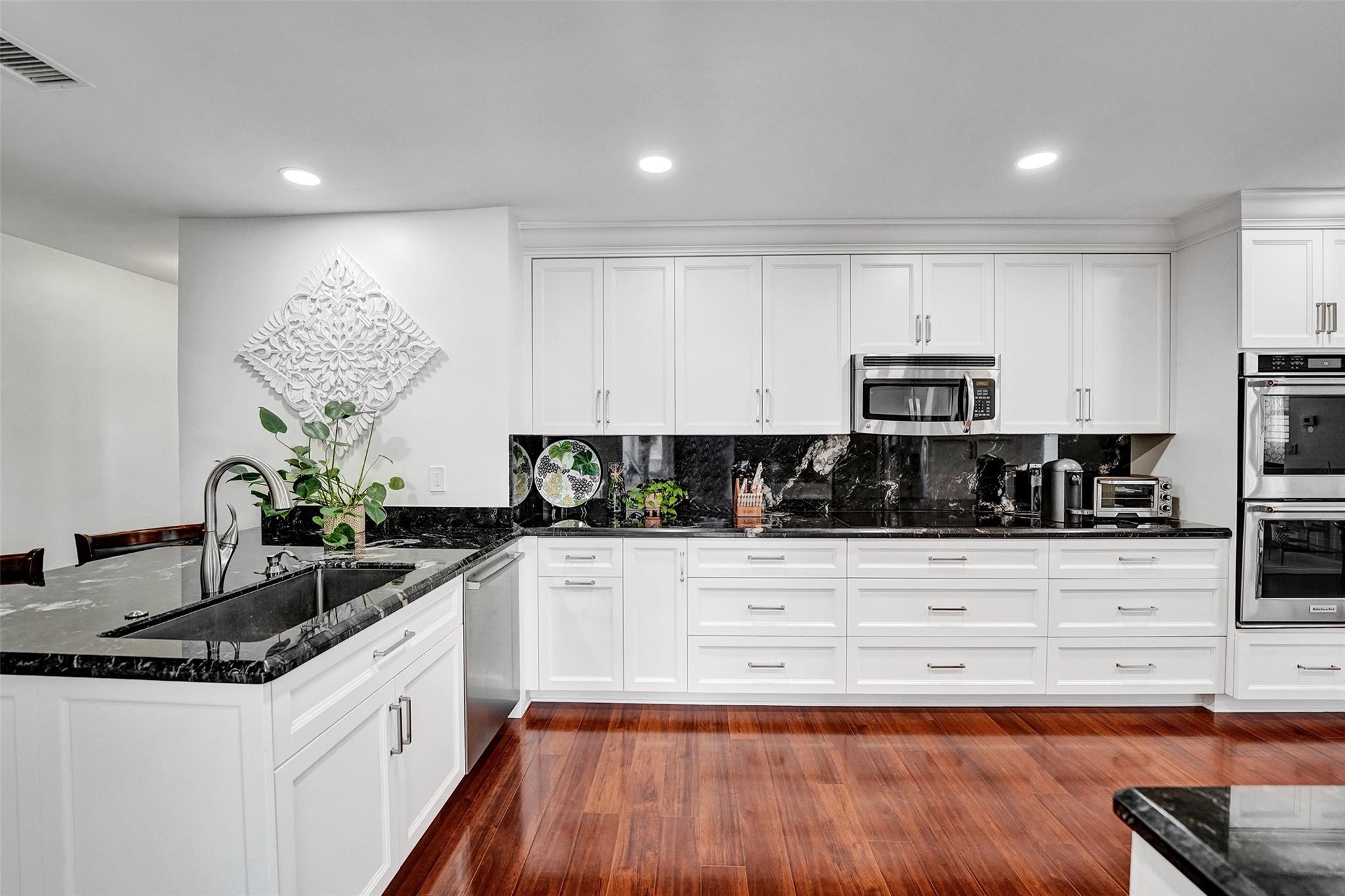 4711 Bayview Dr